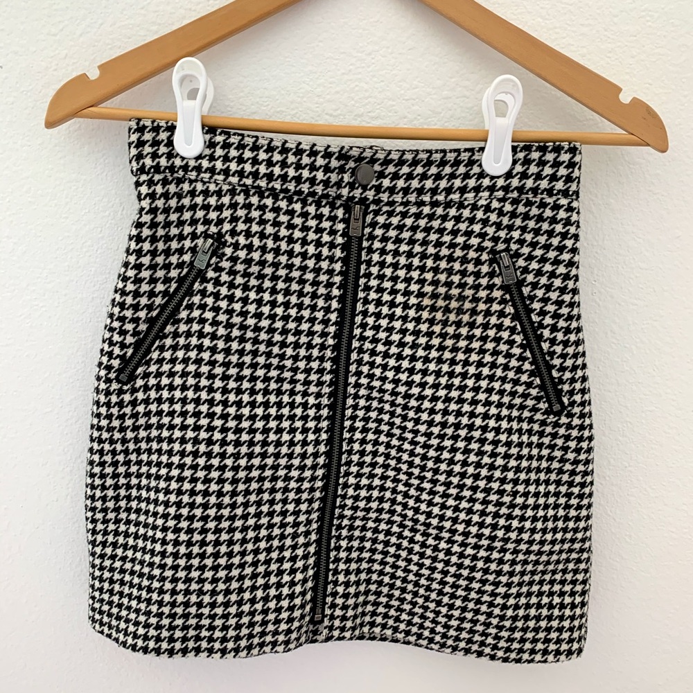 Hollister Black/White Houndstooth Skirt - size XS